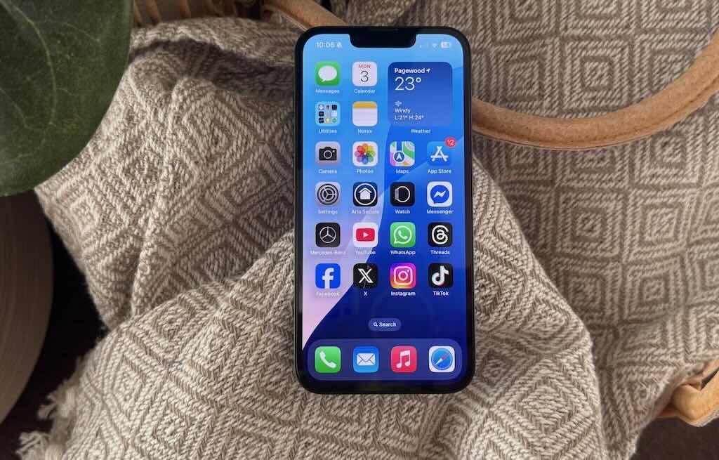 تصویری از نمایشگر و رابط کاربری آیفون 16E