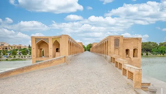 پیاده روی روی پل خواجو