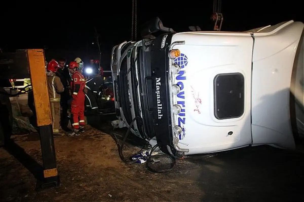 واژگونی مرگبار یک تریلی حامل مواد شیمیایی ترکیه‌ای در بزرگراه تهران + تصاویر