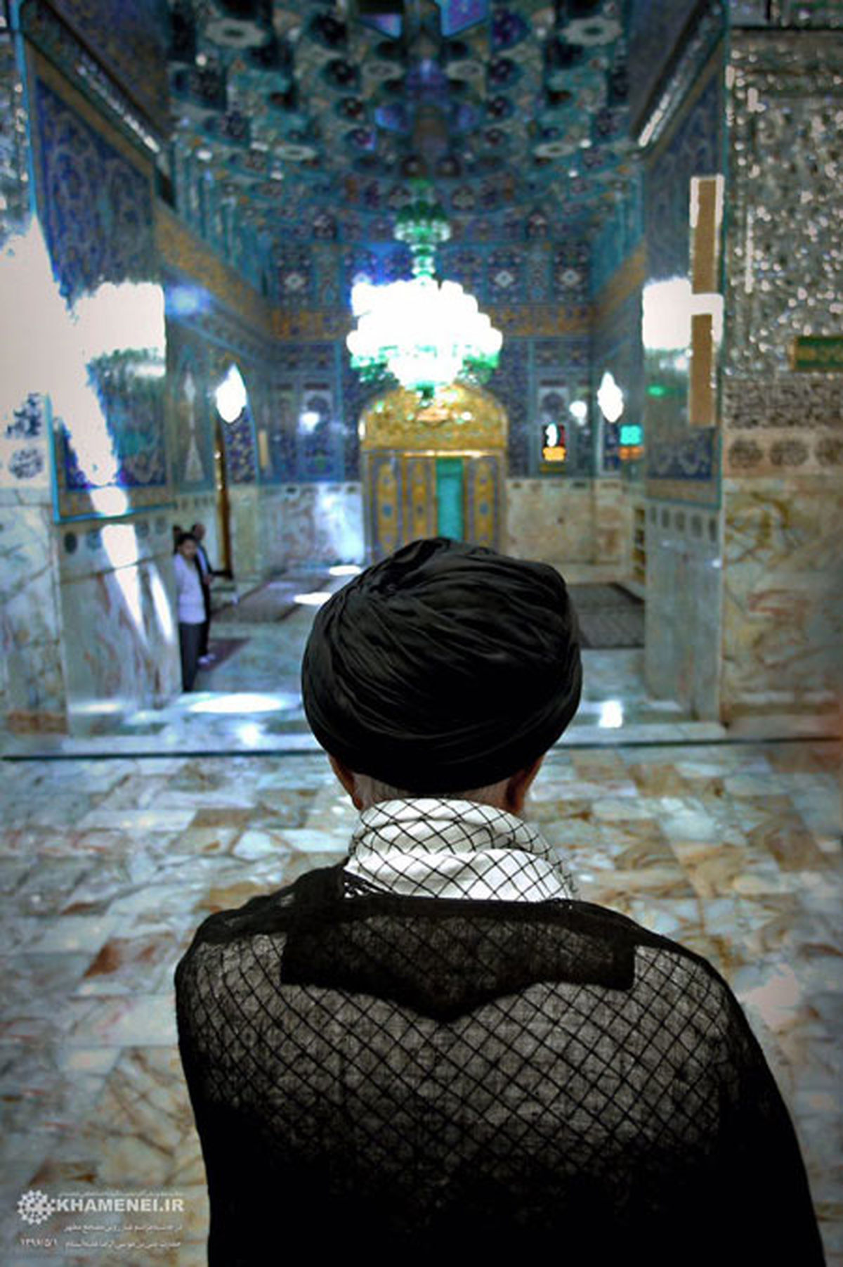 عکس متفاوت از رهبر انقلاب در حرم امام رضا (ع)