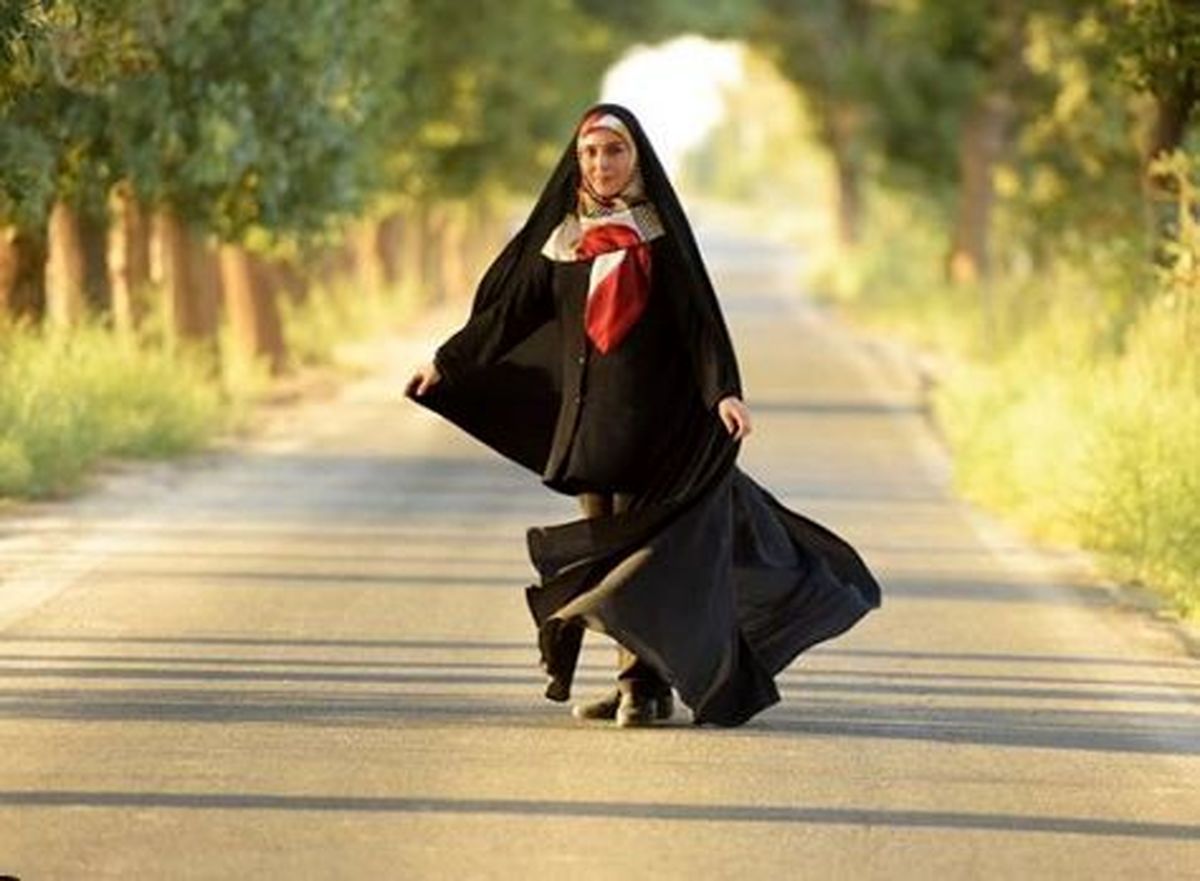 ماهچره خلیلی با چادر مشکی در جاده ای خلوت + عکس