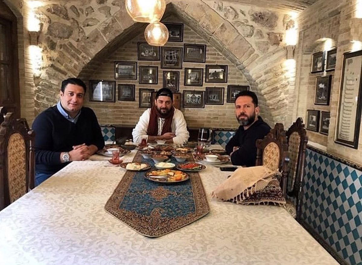 بهرام رادان و دوستانش در رستورانی سنتی + عکس