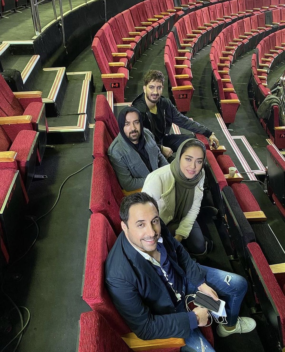 بازیگران آهنگ دونفره در یک سالن خالی + عکس
