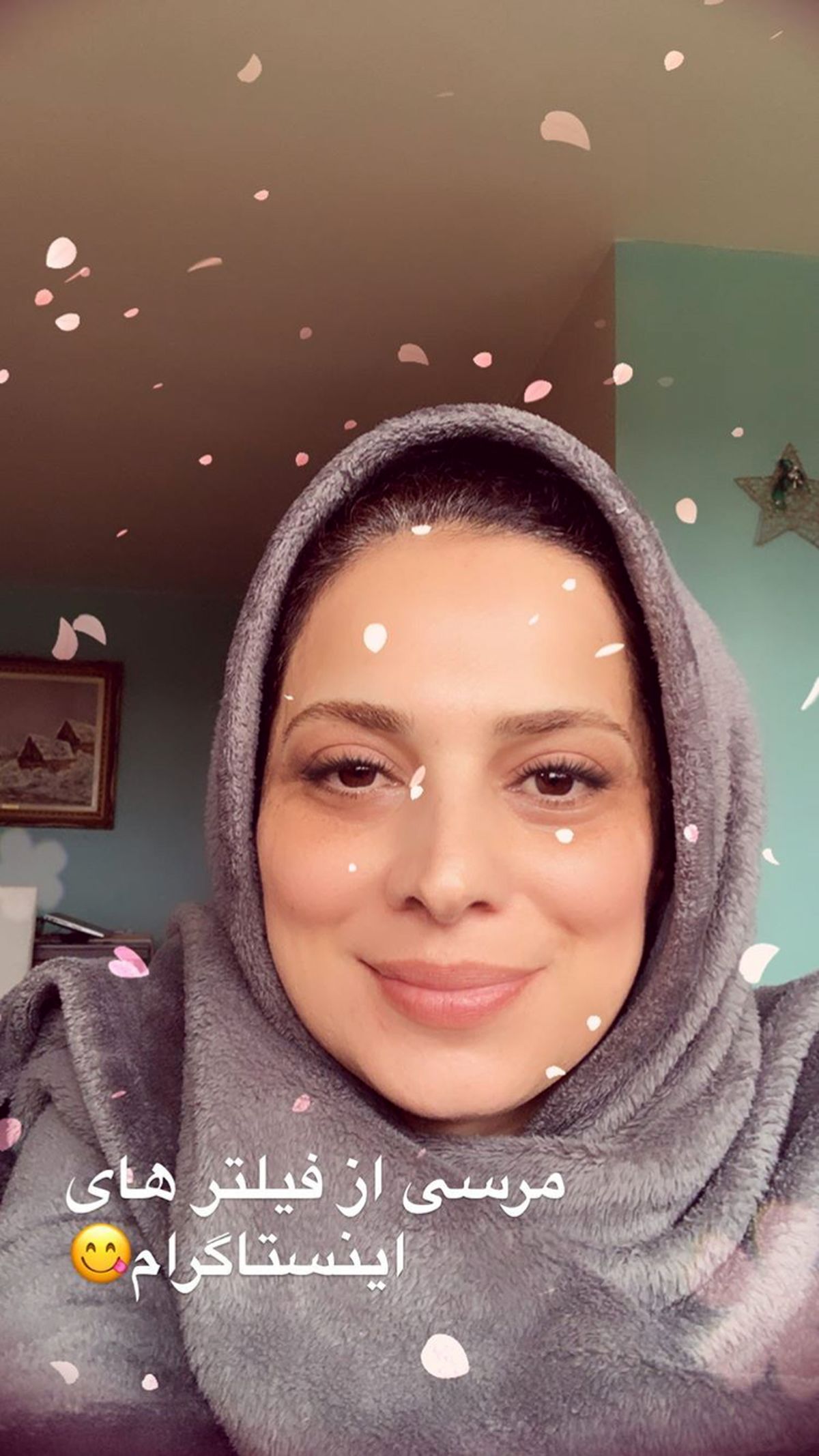 چهره ساده روشنک عجمیان در خانه اش + عکس