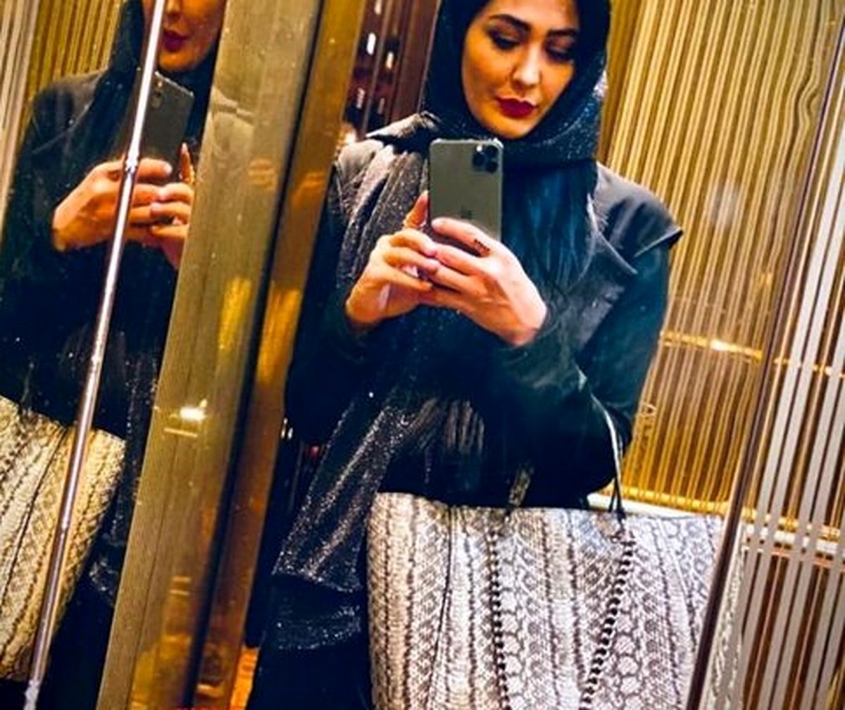 عکس خانم بازیگر با موبایل لاکچری اش