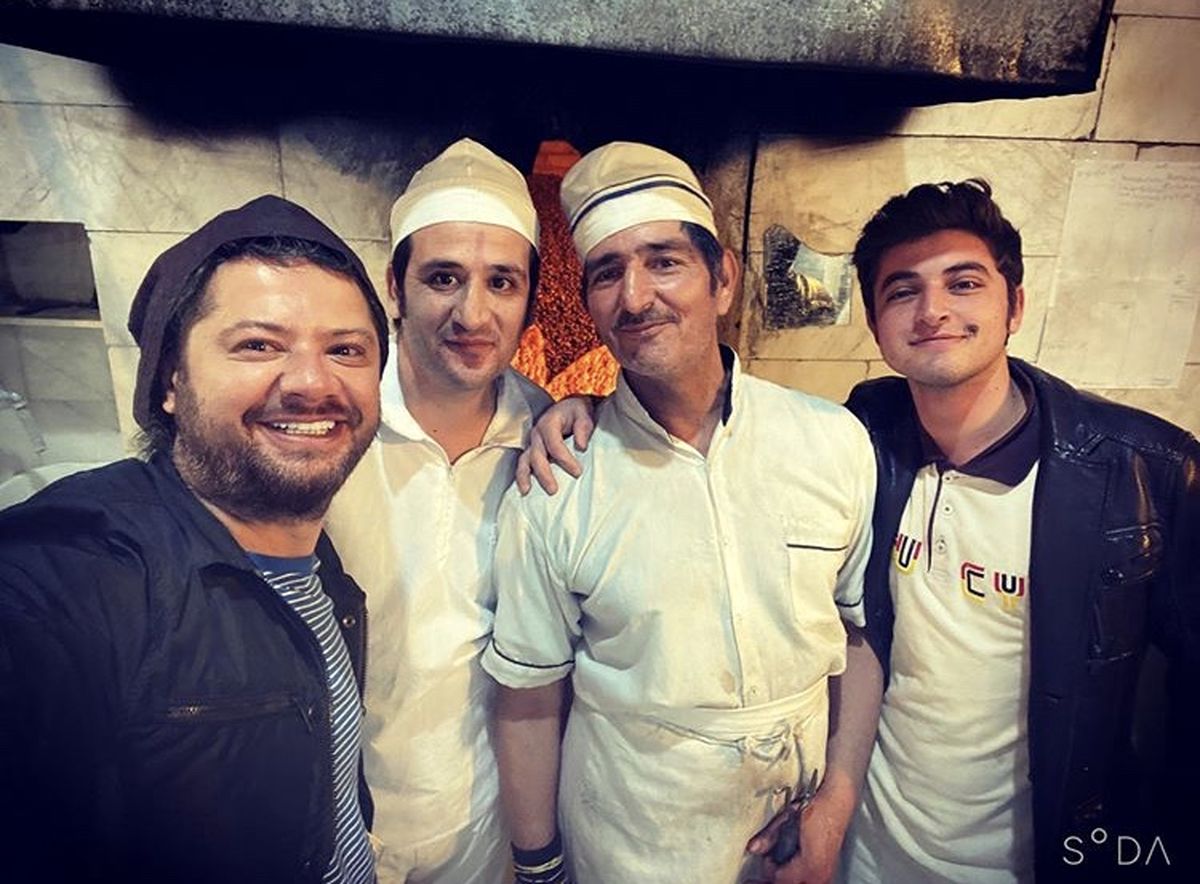 سلفی علی صادقی در نانوایی محلشون + عکس