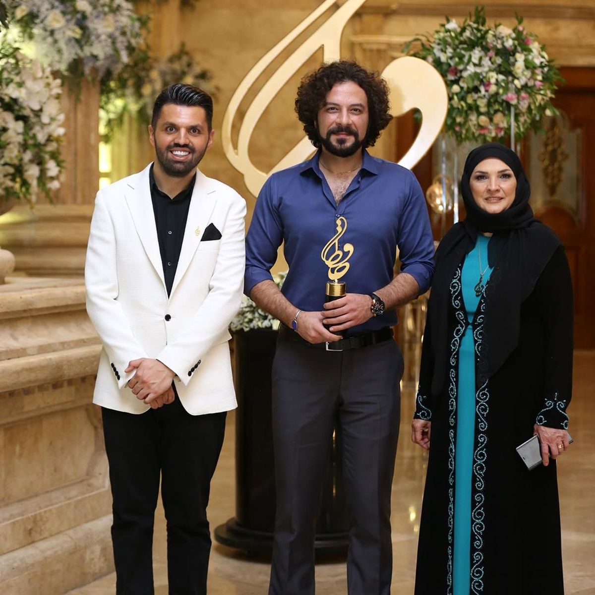 تندیس حافظ در دستان شازده ارسلان+عکس