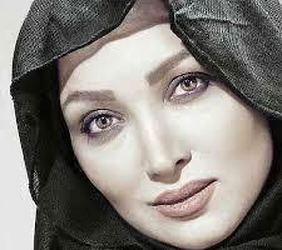 روناک یونسی غرق در افکارش