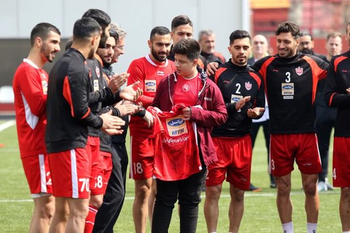 حضور پیشکسوتان پرسپولیس با گل و شیرینی در تمرین سرخپوشان