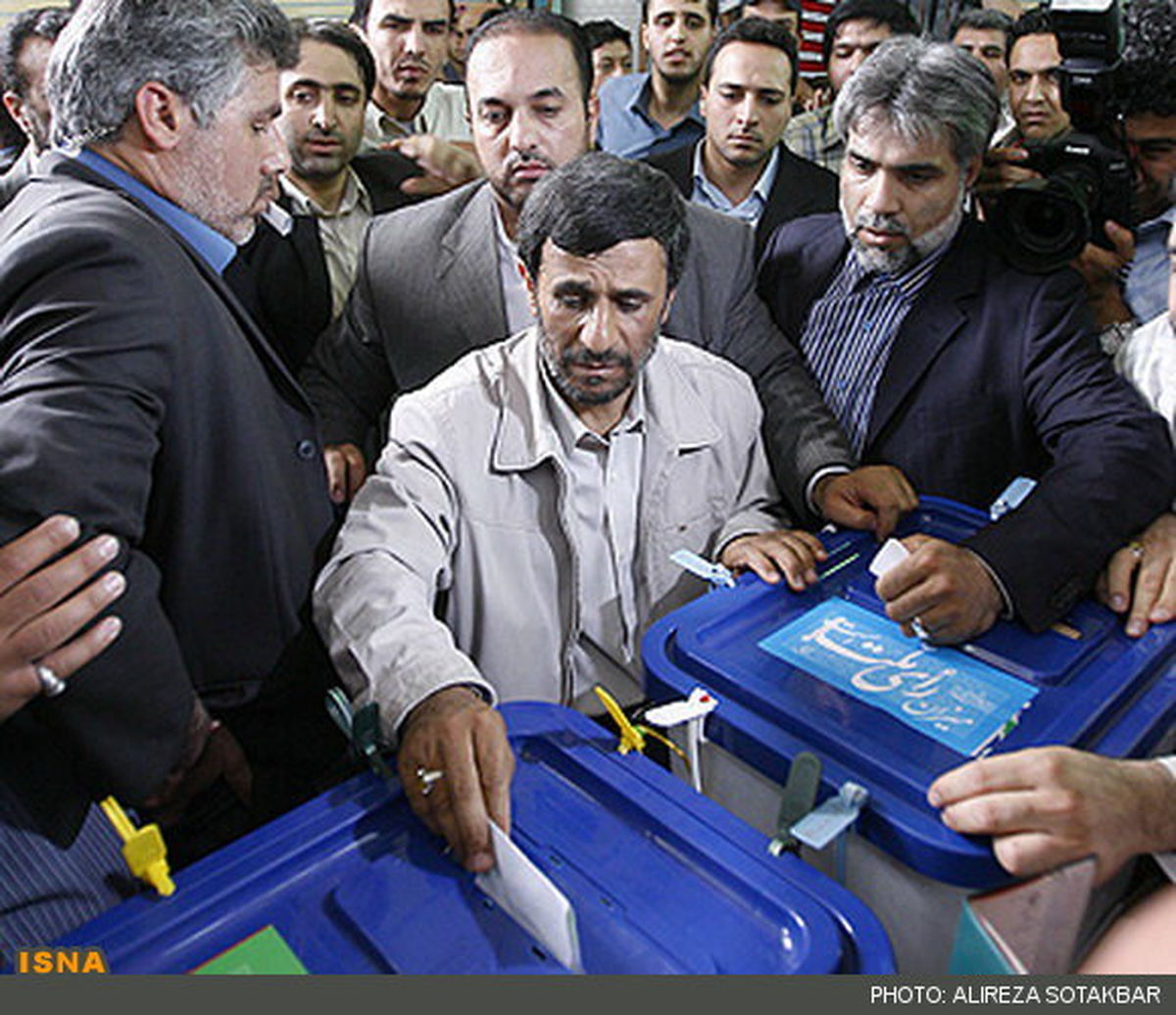 احمدی‌نژاد در لحظات پایانی رای خود را به صندوق انداخت
