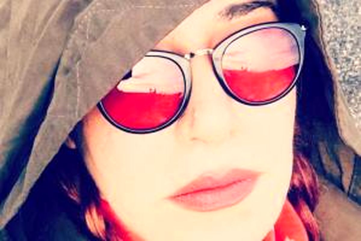 بوسه ترانه علیدوستی برصورت داداش امیر!! عکس