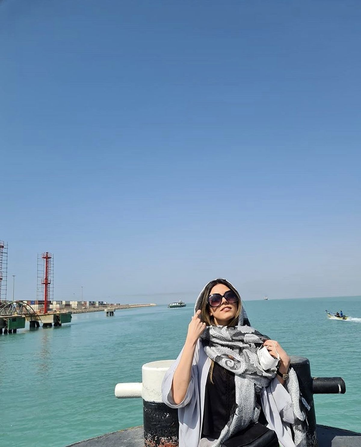 ماهور الوند در کنار دریا + عکس