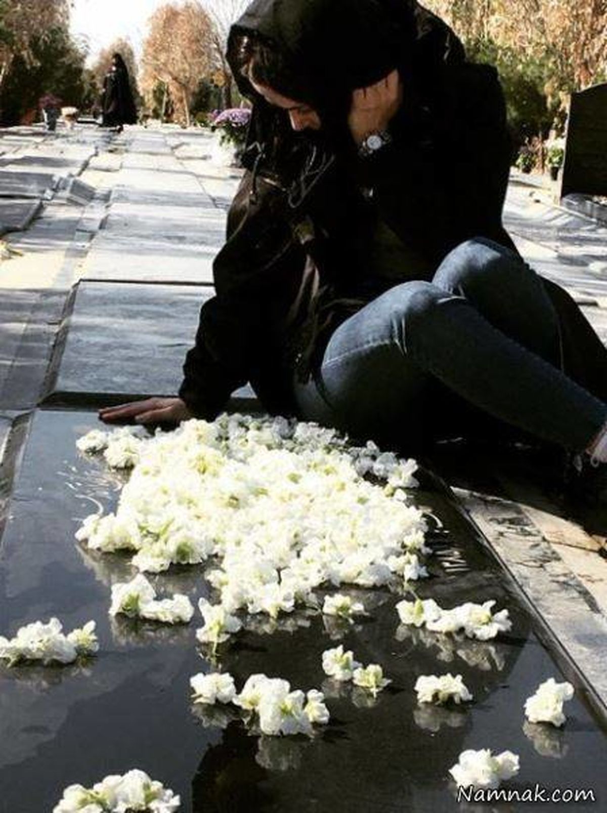 الناز حبیبی سر مزار مادرش