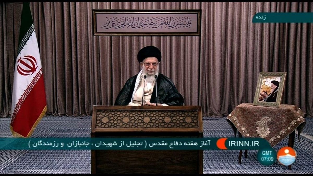ترجمه آیه نصب شده بر کتیبه حسینیه امام خمینی (ره) در ارتباط تصویری رهبر انقلاب به مناسبت هفته دفاع مقدس