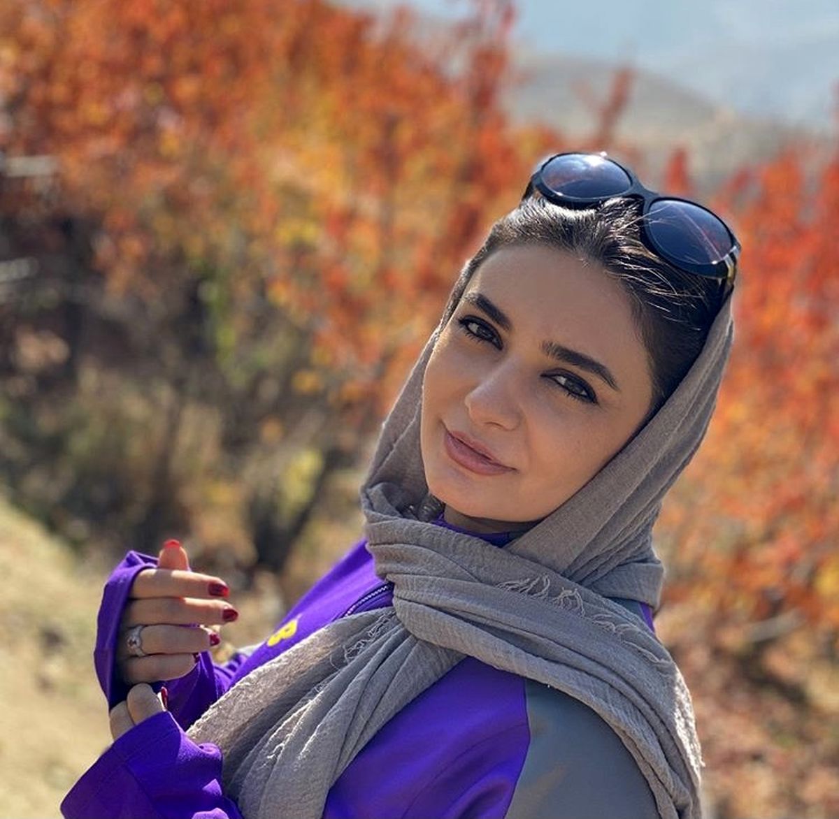 لیندا کیانی در میان درختان پاییزی + عکس