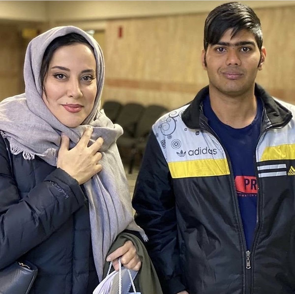 آشا محرابی در کنار یکی از هوادارانش + عکس