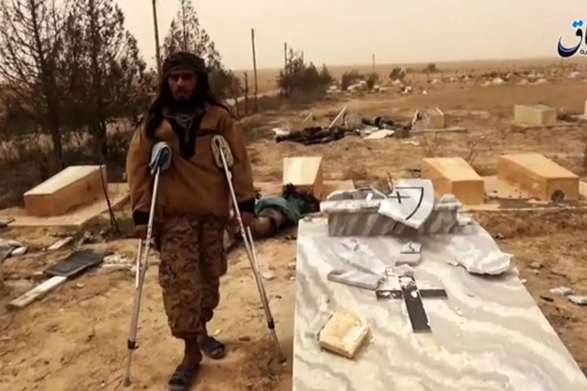 داعشیِ فلج با عصا به جنگ قبرستان می رود!+ تصاویر