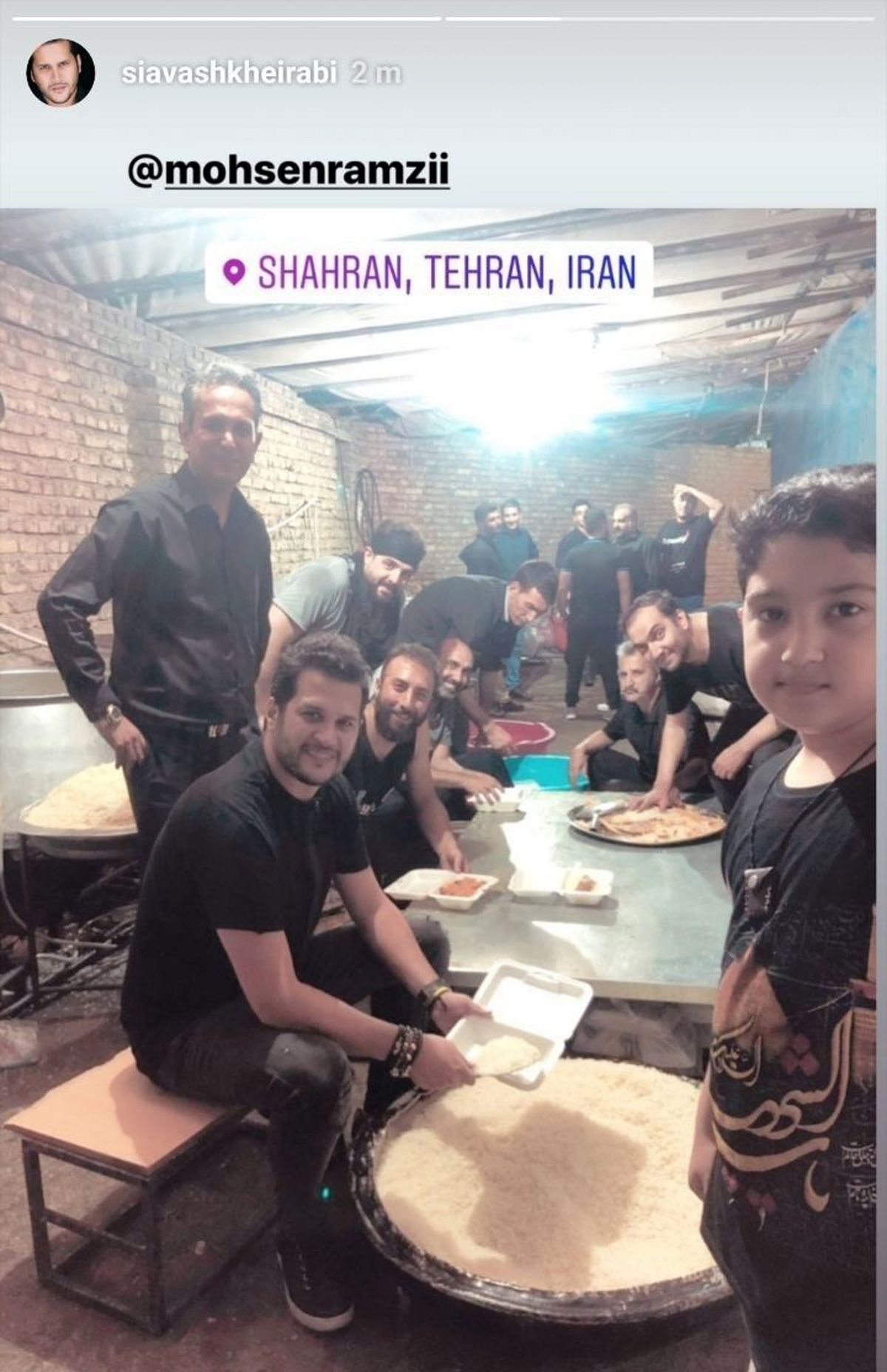سیاوش خیرابی در حال کمک برای غذای نذری محرم+عکس