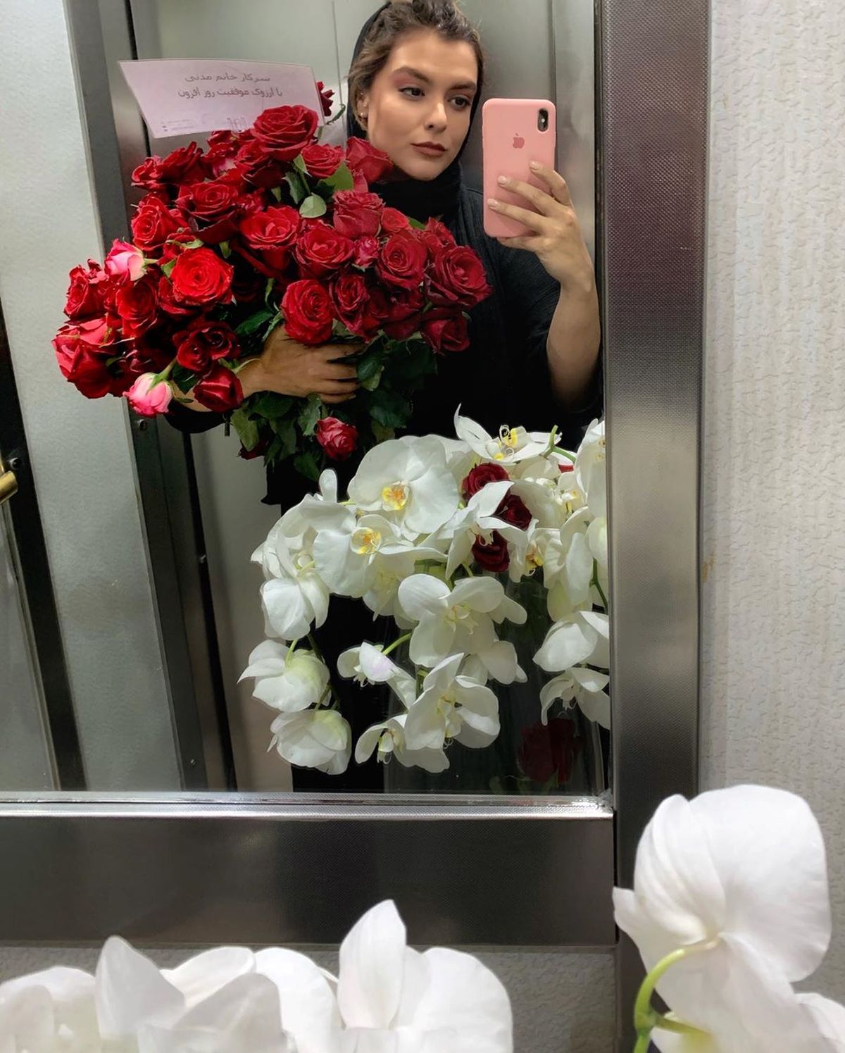 خانم بازیگر و دسته گل بسیار سنگینش!+عکس