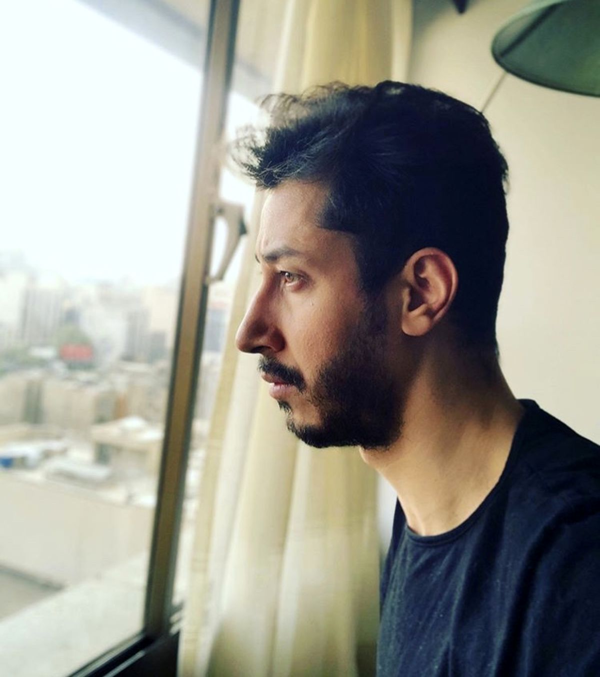 چهره غمگین بهتاش در قرنطینه خانگی + عکس