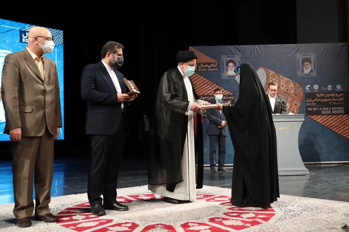 قدردانی از برگزیدگان جایزه کتاب سال ۱۴۰۰