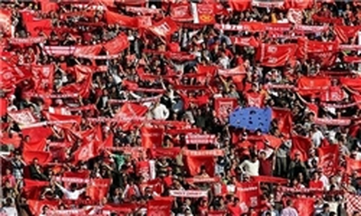 اعتراض هواداران و بازیکنان به داور