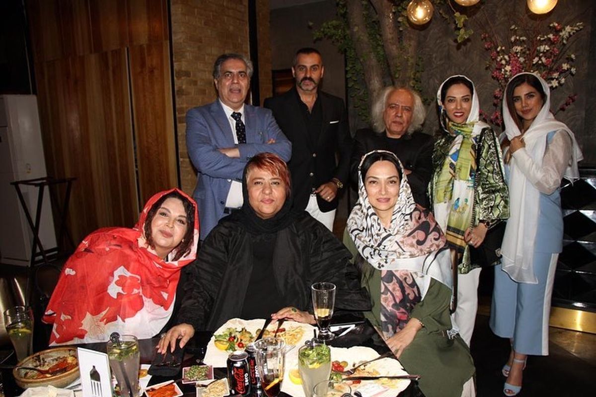 رابعه اسکویی در کنار جمعی از بازیگران