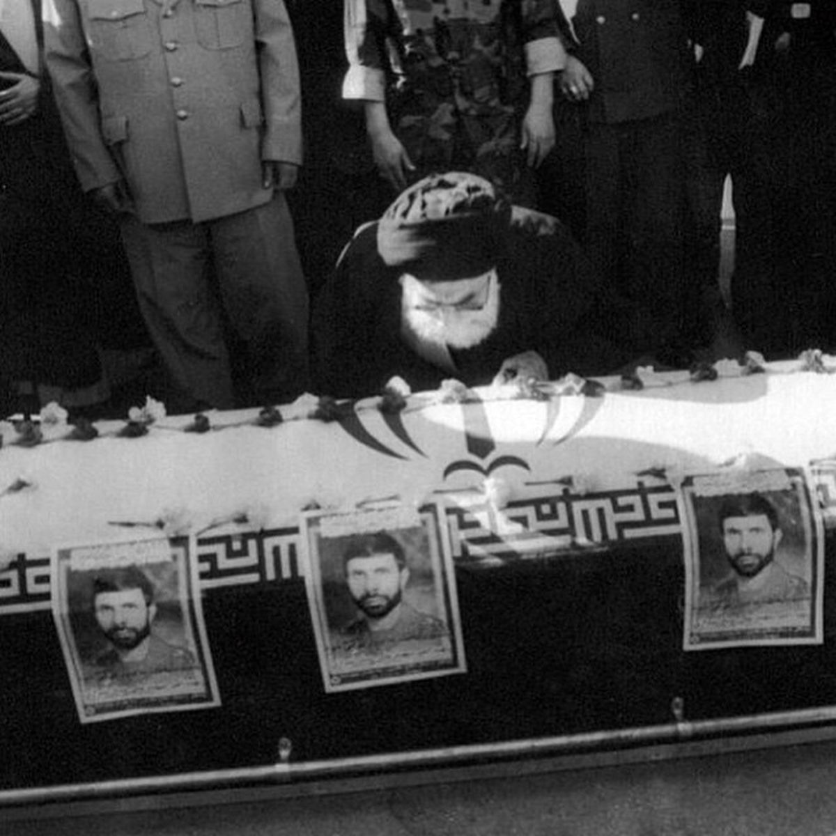 رهبر انقلاب تابوت کدام شهید را بوسید