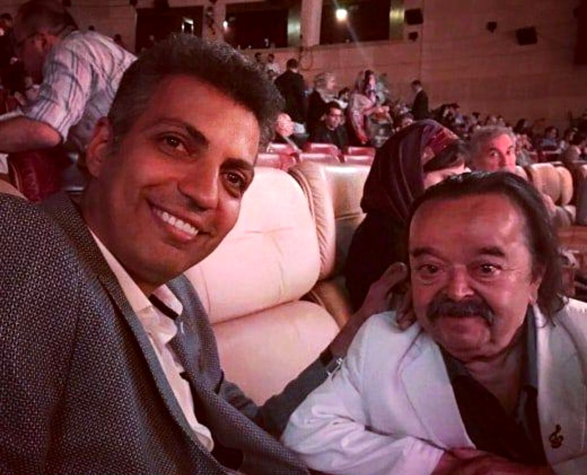 عکس عادل فردوسی پور با مرد کوچک سینما ایران