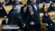 پزشکیان با این زن در جمع روبوسی کرد ! + عکس