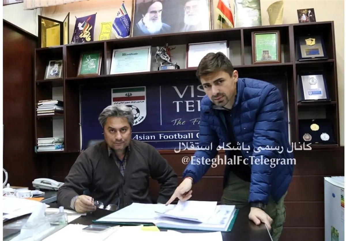 ثبت قرارداد بازیکن جدید استقلال در هیئت فوتبال + عکس