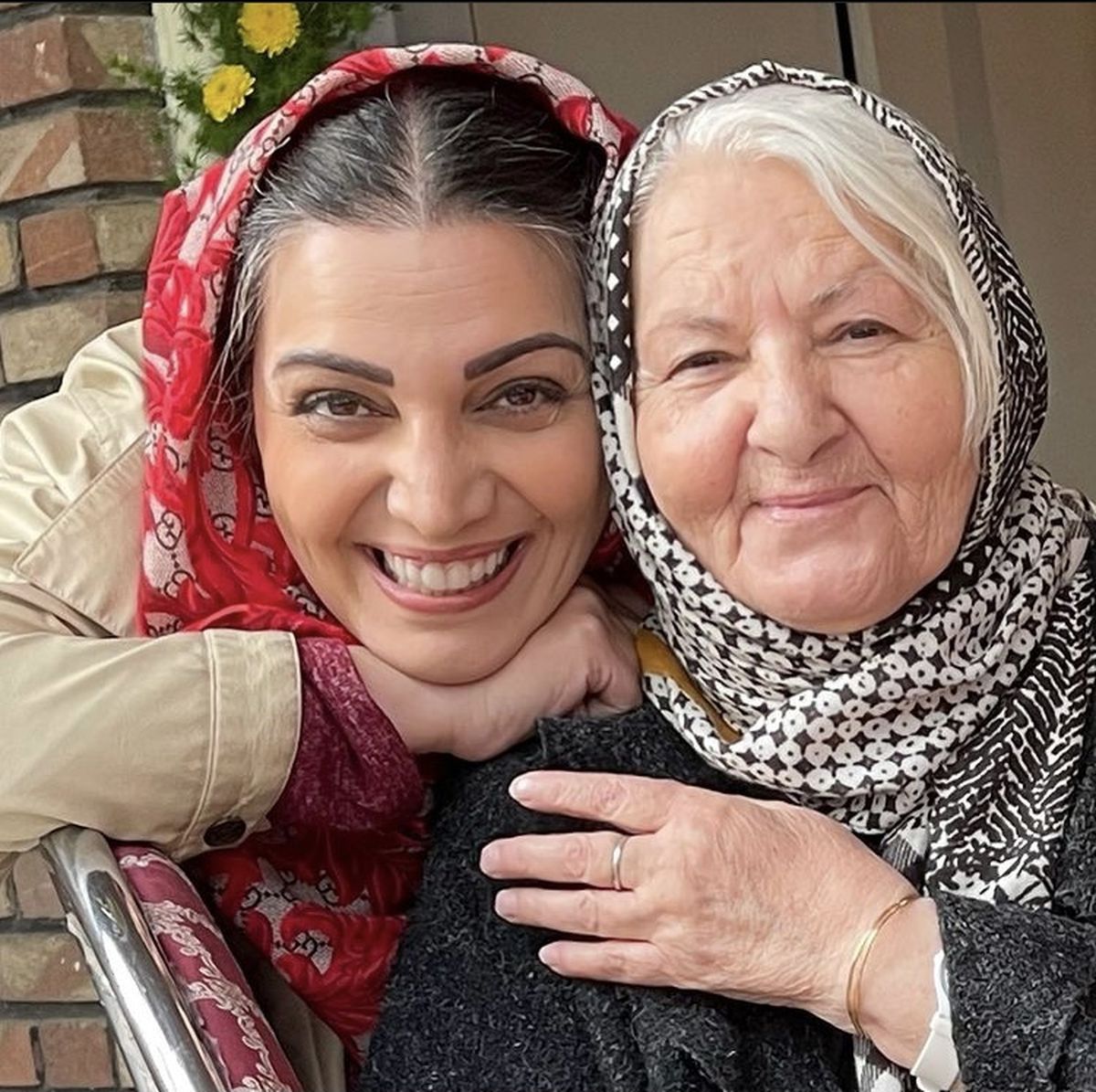 الهام پاوه نژاد در کنار بازیگر پیشکسوت سینما + عکس