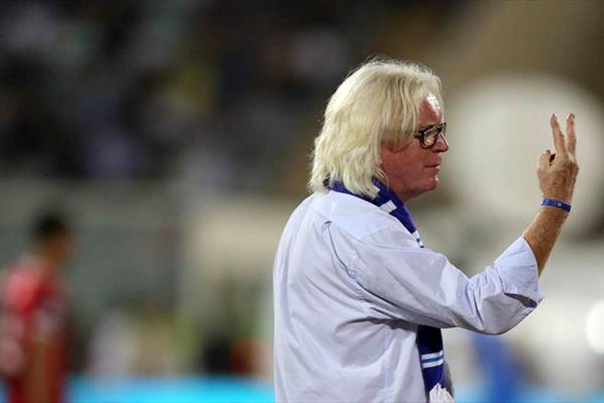 حملۀ ناجوانمردانه پرسپولیسی‌ها به سرمربی استقلال