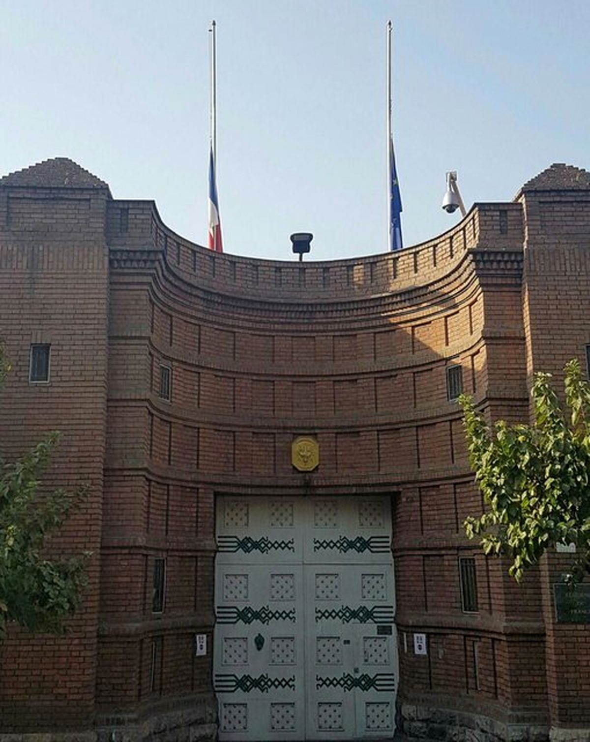 پرچم سفارت فرانسه در تهران !/عکس