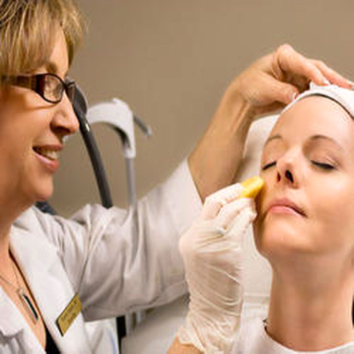 بررسی علل تیرگی دور چشم و درمان آن