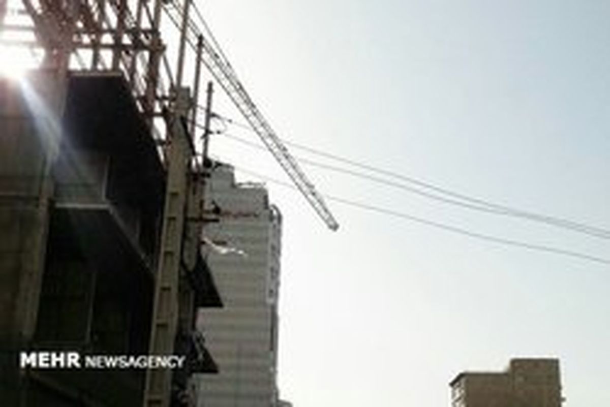 خطر سقوط جرثقیل در چهارراه طالقانی کرج +عکس