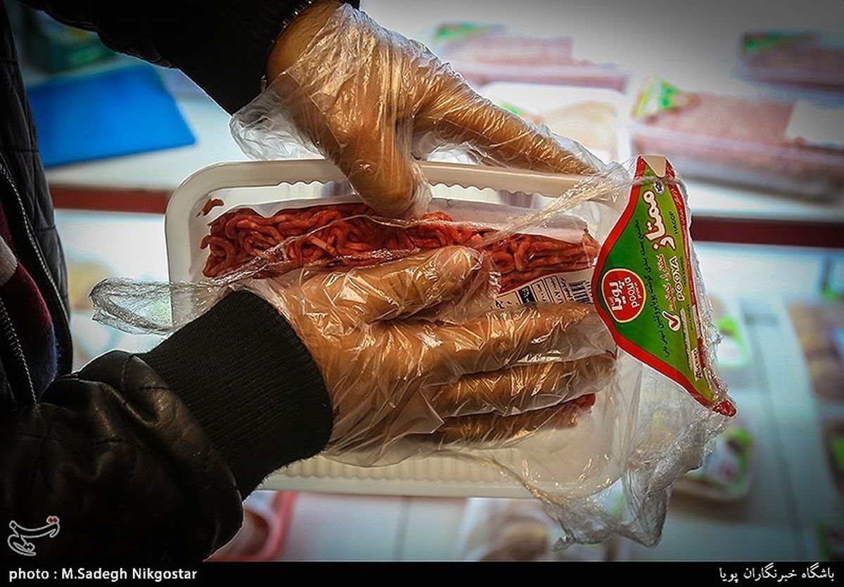 سرکشی سازمان تعزیرات از یک فروشگاه مواد غذایی