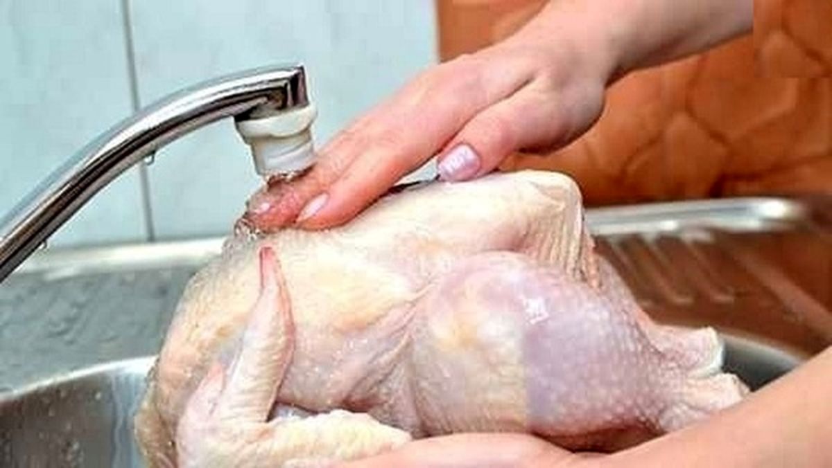 کارهایی که باید در شستن مرغ انجام ندهید
