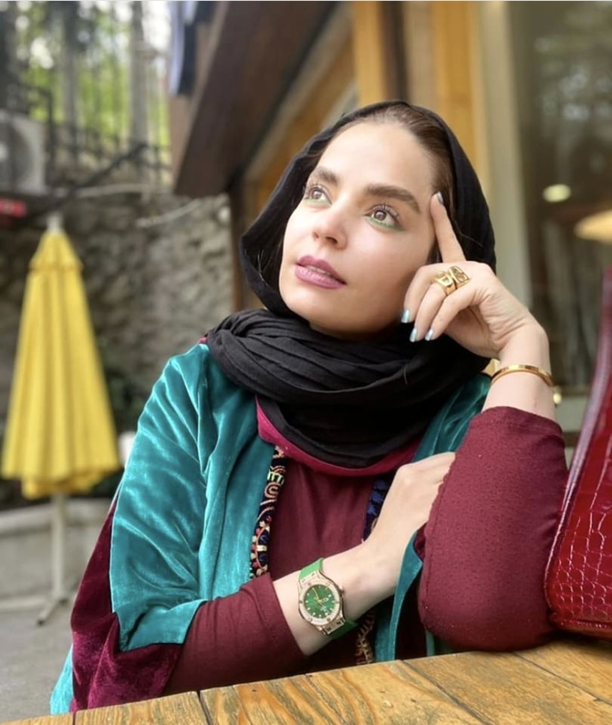سر به هوایی های خانم بازیگر در کافه + عکس