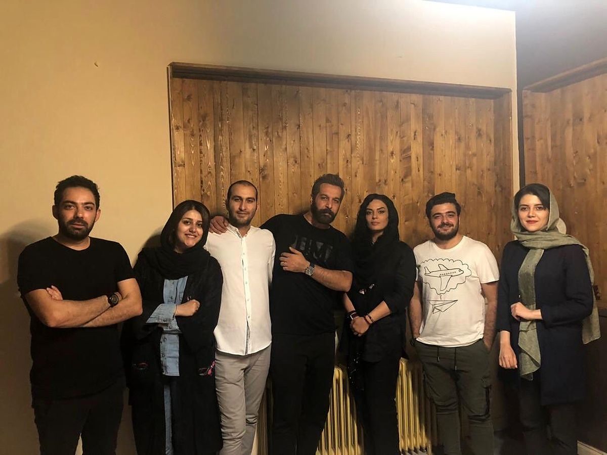 عکس سارا خوئینی ها در پشت صحنه تئاتر کامران تفتی