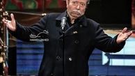 عکس با شور و حال علی نصیریان در حال سخنرانی