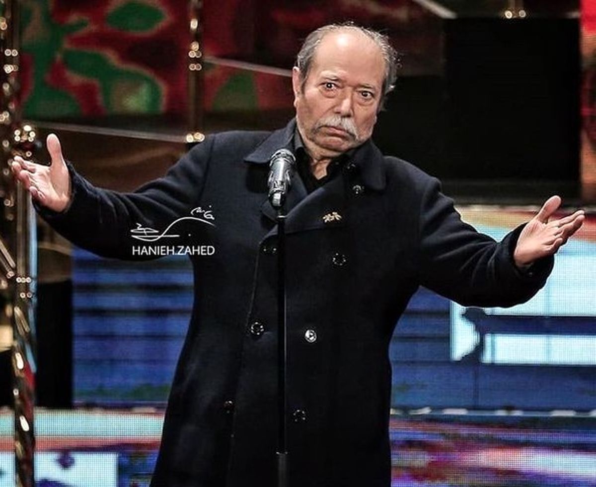 عکس با شور و حال علی نصیریان در حال سخنرانی