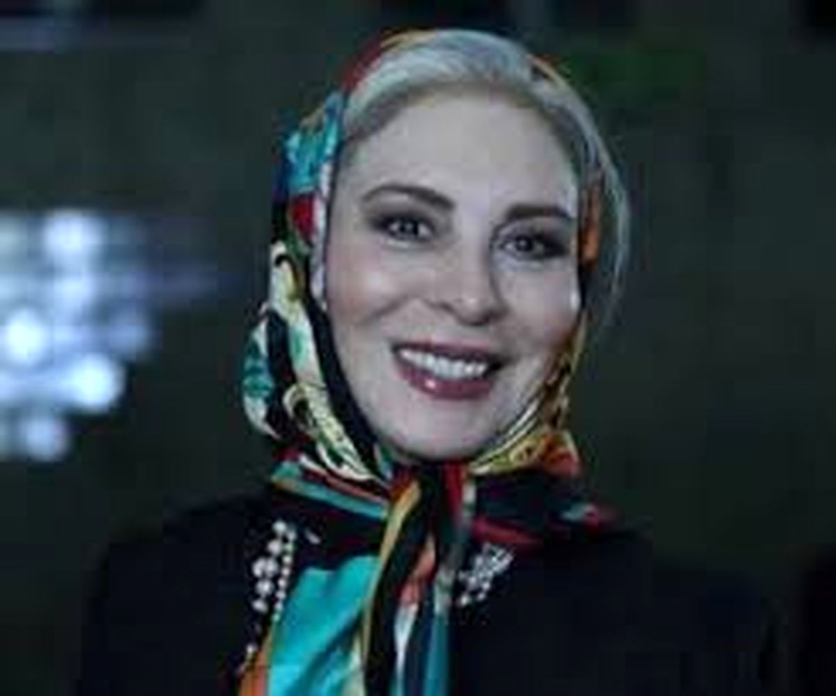افسانه بایگان در کنار خواننده معروف و همسرش 
