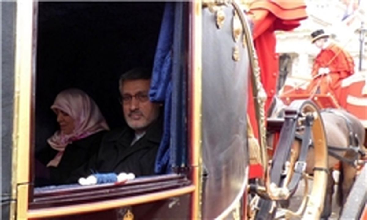 بعیدی‌نژاد استوارنامه خود را تقدیم ملکه الیزابت کرد