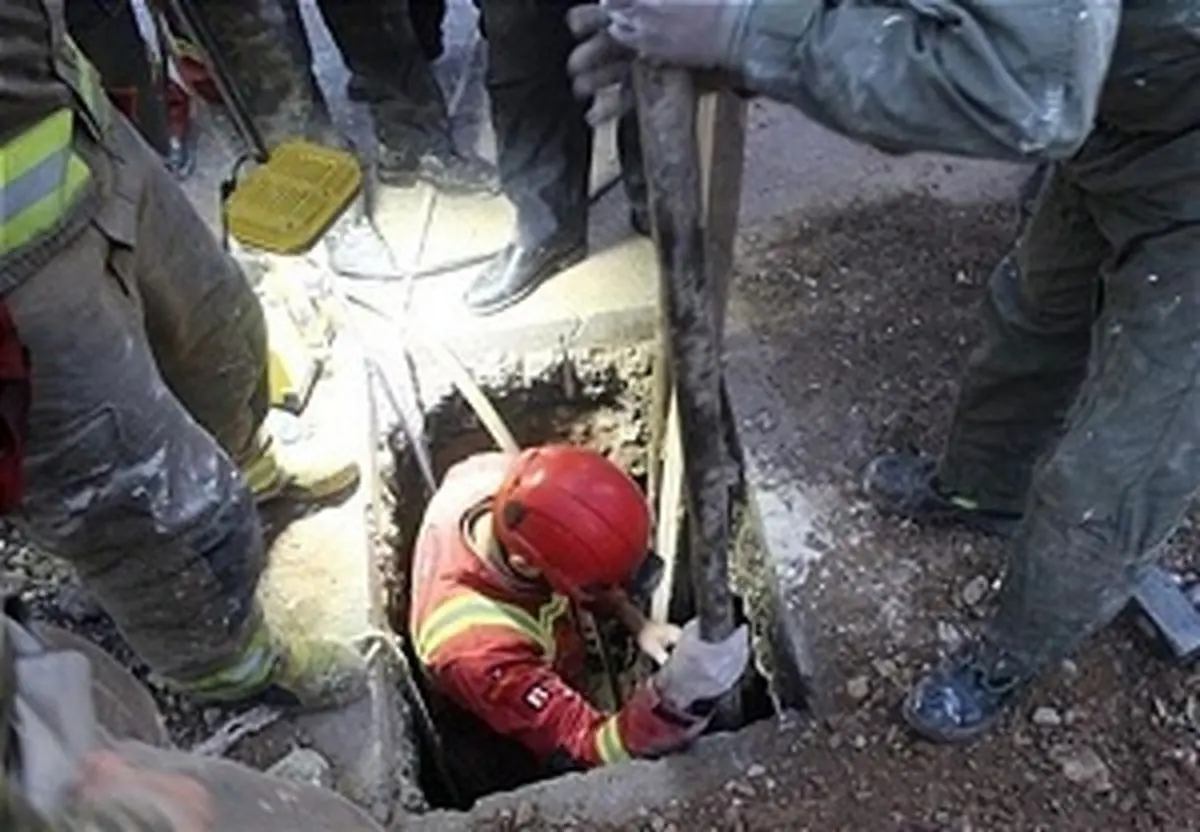 
حبس کارگر جوان زیر خروارها خاک در تهرانپارس