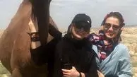 عکس خاله شادونه با شتر در صحرا