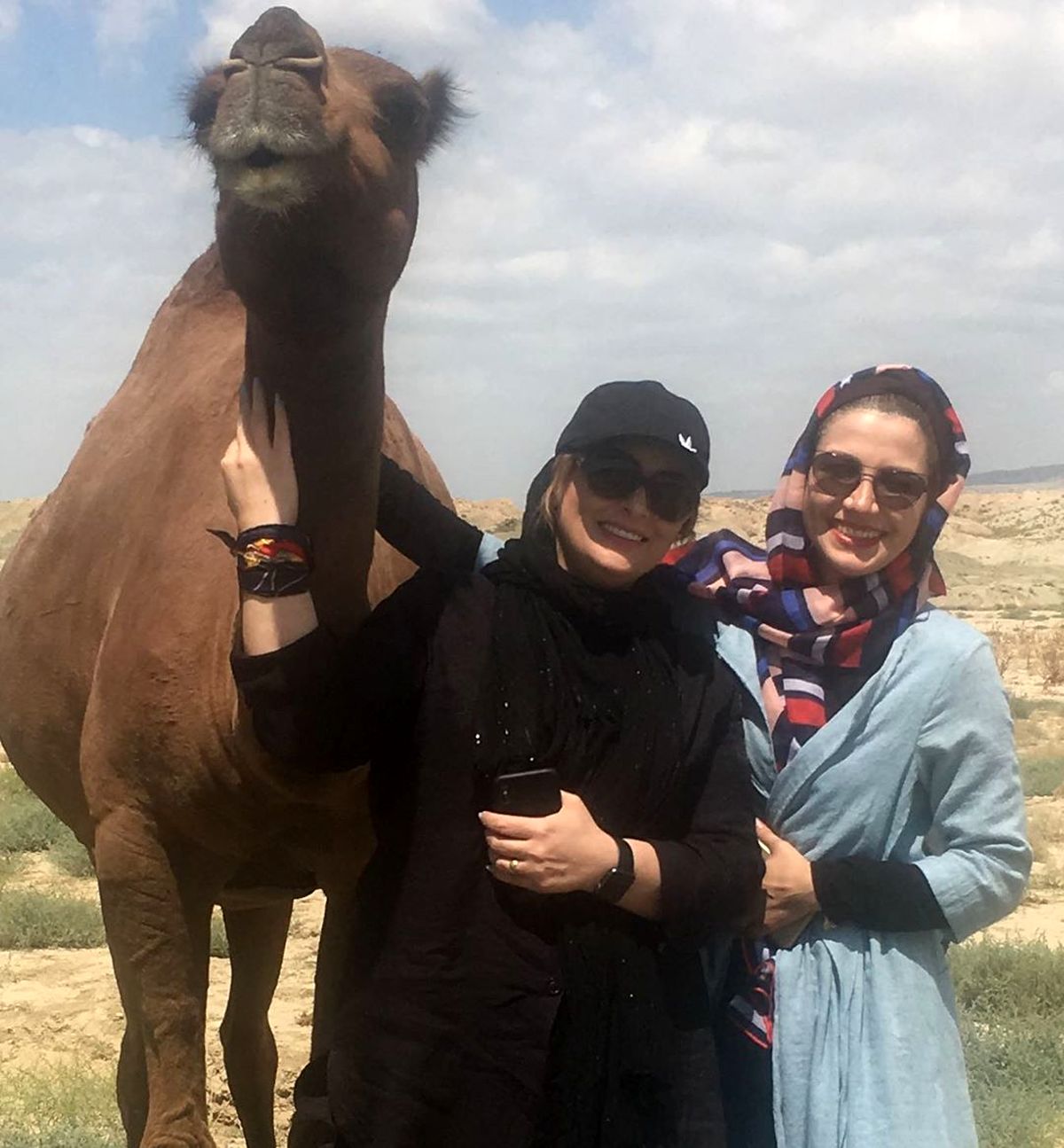 عکس خاله شادونه با شتر در صحرا