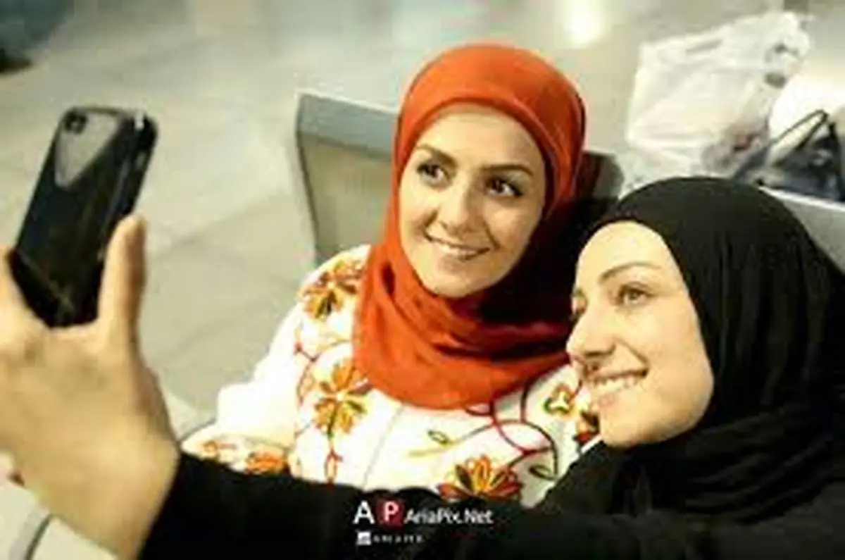 بازیگر خانم در لباس عروس در کنار بیتاسحرخیز+عکس