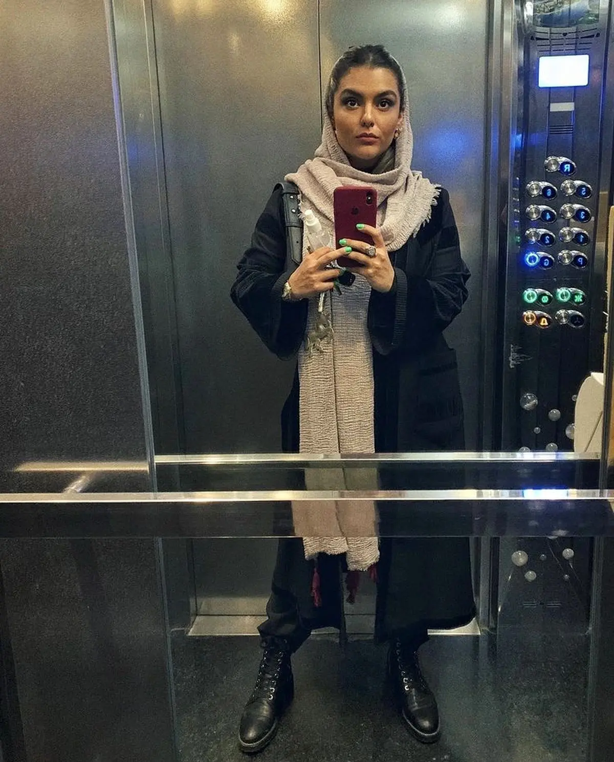 دنیا مدنی در آسانسور + عکس