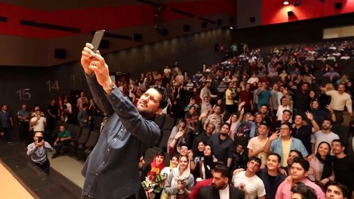 سلفی حامد بهداد با طرفدادرانش در یک مراسم + عکس